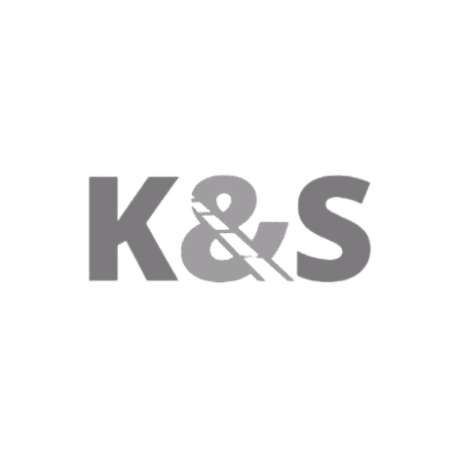 Google 360 Grad Rundgang erstellen in Hamburg 9 Fotograf Hannover - Das Bild zeigt ein Logo mit den Buchstaben „K&S“ in fetter, grauer Schrift. Die Buchstaben sind groß geschrieben und durch ein Et-Zeichen verbunden. Der Hintergrund ist schwarz. Fotograf in der Nähe.