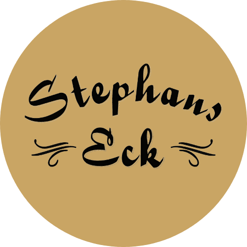 Google 360 Grad Rundgang erstellen in Hamburg 11 Fotograf Hannover - Ein rundes, beiges Logo mit dem Text „Stephans Eck“ in stilisierter schwarzer Schrift. Dekorative Schnörkel erstrecken sich vom ersten bis zum letzten Buchstaben. Fotograf in der Nähe.
