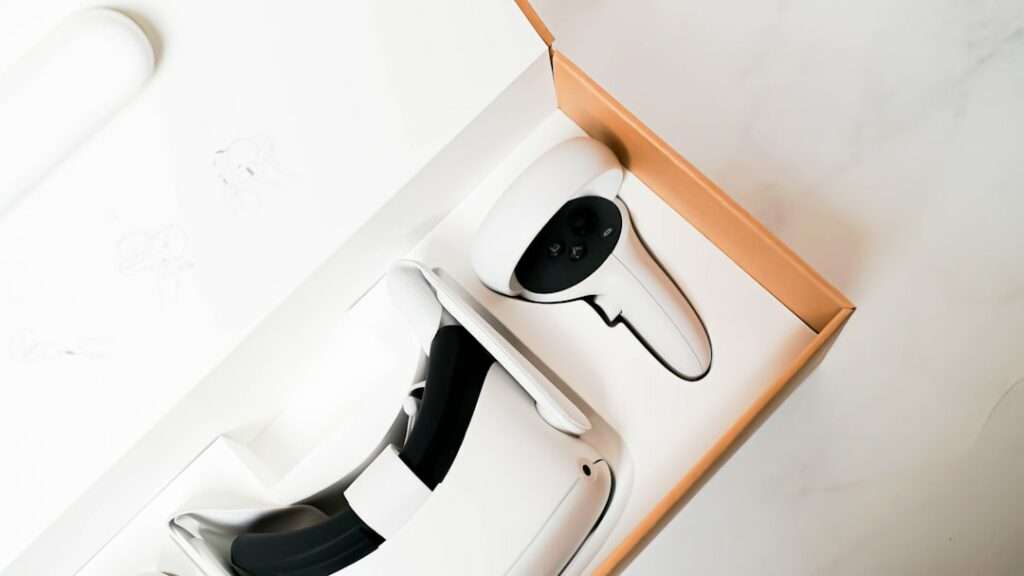 Entdecke die Welt mit mir: 360-Grad-Tour 9 Fotograf Hannover In einer geöffneten Box sind ein Virtual-Reality-Headset und ein einzelner Handcontroller teilweise sichtbar. Das Headset ist weiß mit schwarzen Akzenten und das minimalistische Design der Box deutet auf die immersiven 360-Grad-Tour-Erlebnisse hin, die Sie erwarten. Fotograf in der Nähe.